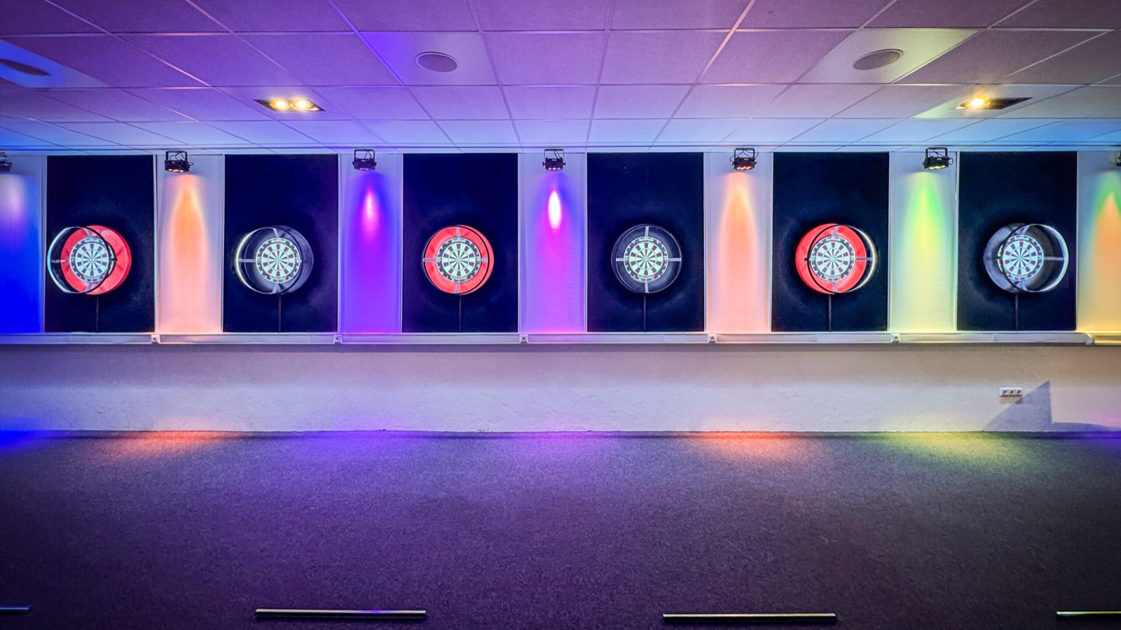 Blick auf die Steeldart-Boards der Vegas Darts Gallery