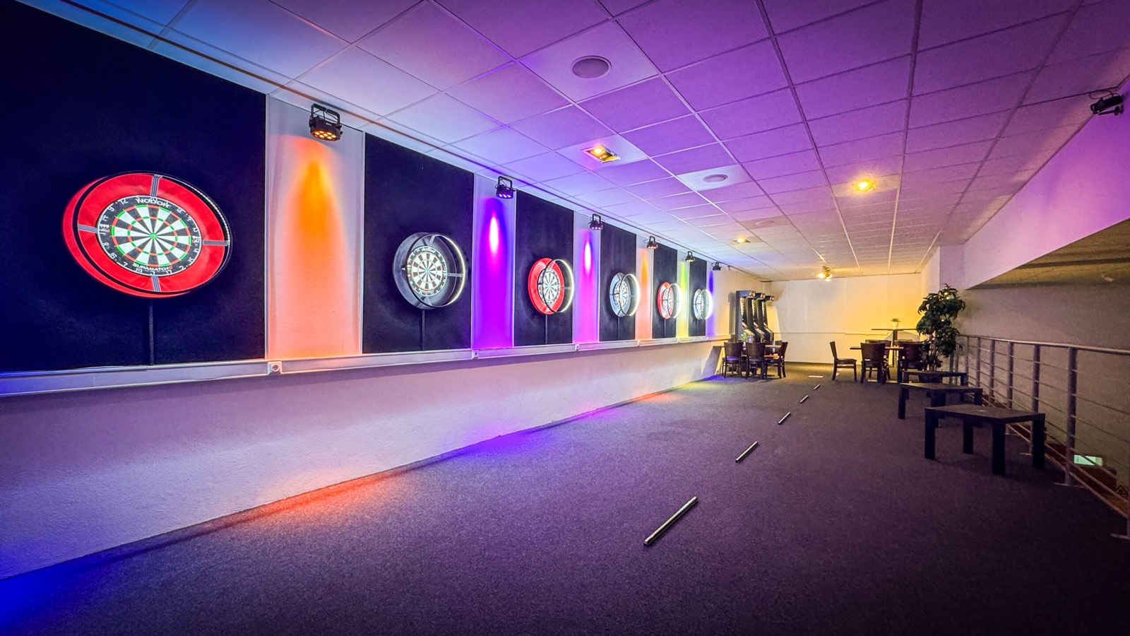 Die beleuchtete Dartbahn im Vegas Event Center