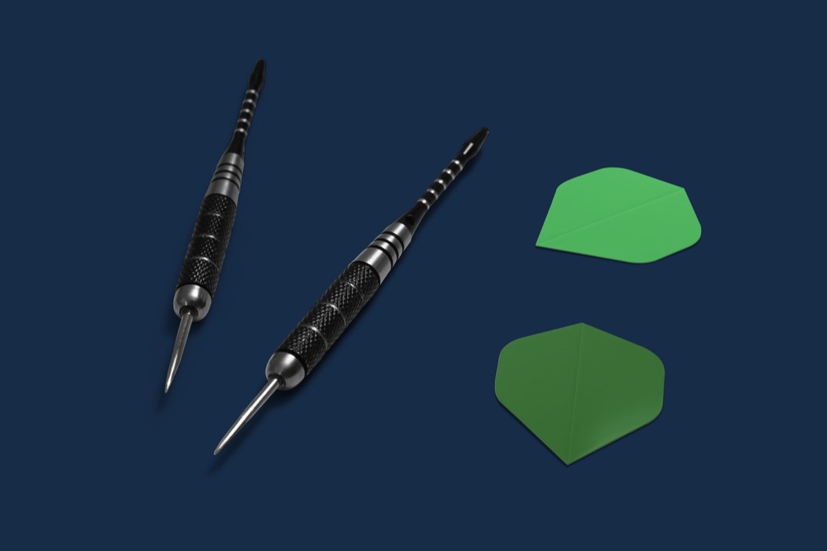 Zwei Steeldarts mit grünen Flights